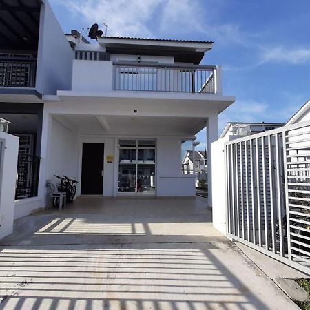 Homestay Greenway Pasir Gudang Esterno foto