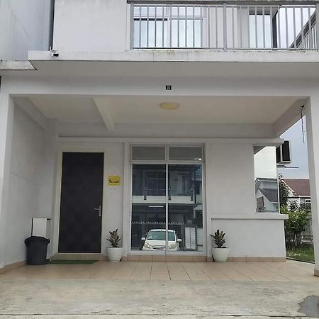 Homestay Greenway Pasir Gudang Esterno foto