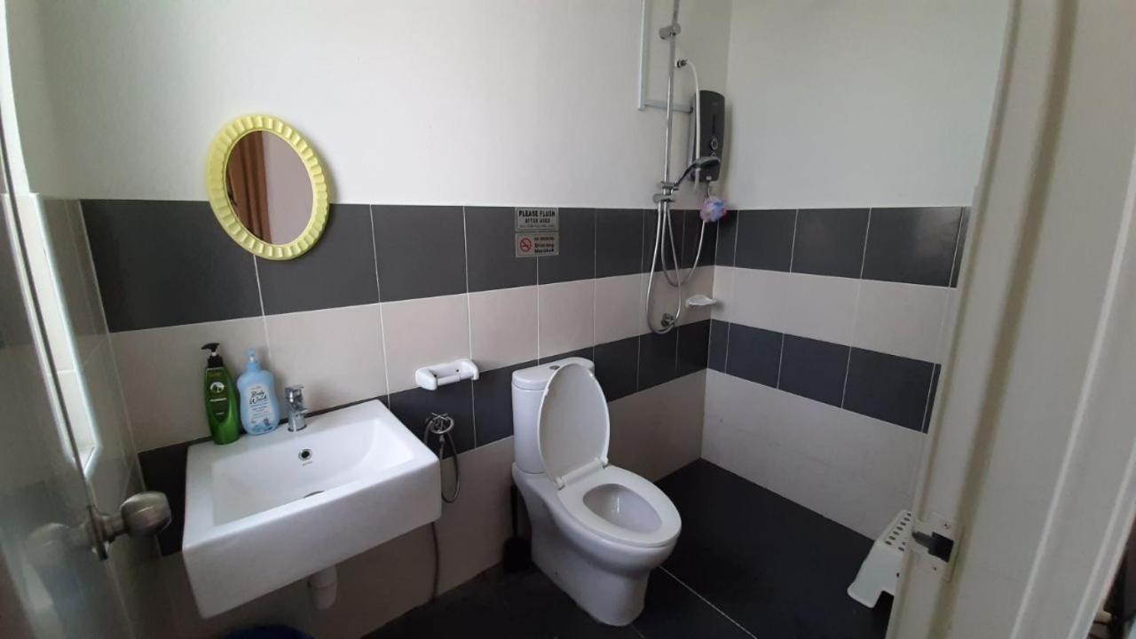 Homestay Greenway Pasir Gudang Esterno foto